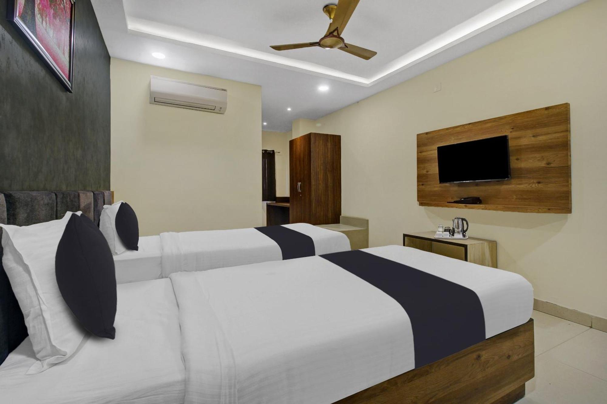 Collection O Hotel Swagath Pride Mancherāl Esterno foto