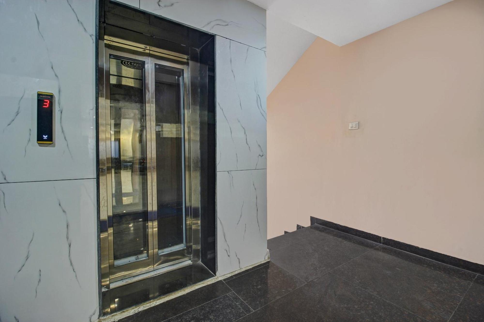 Collection O Hotel Swagath Pride Mancherāl Esterno foto