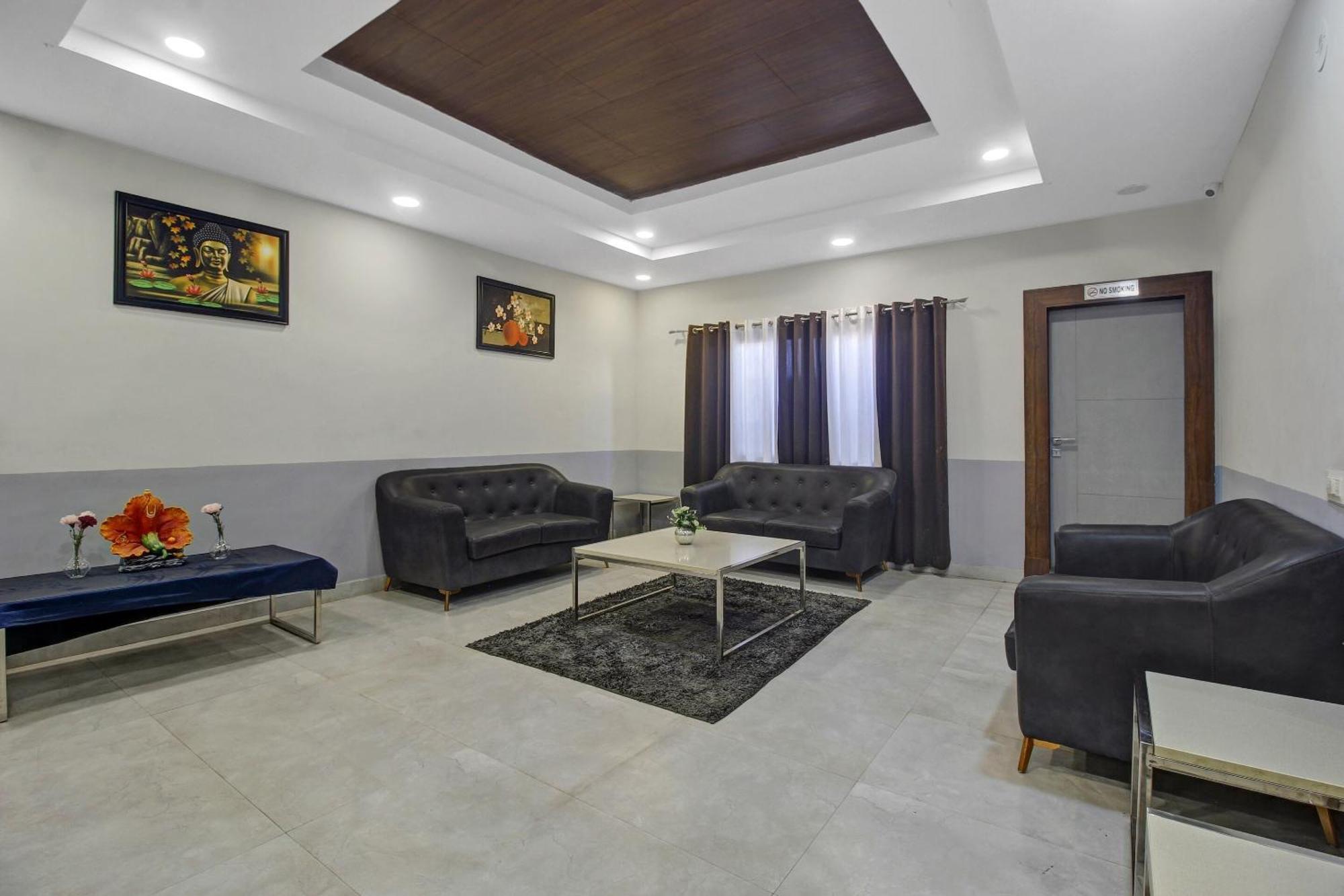 Collection O Hotel Swagath Pride Mancherāl Esterno foto