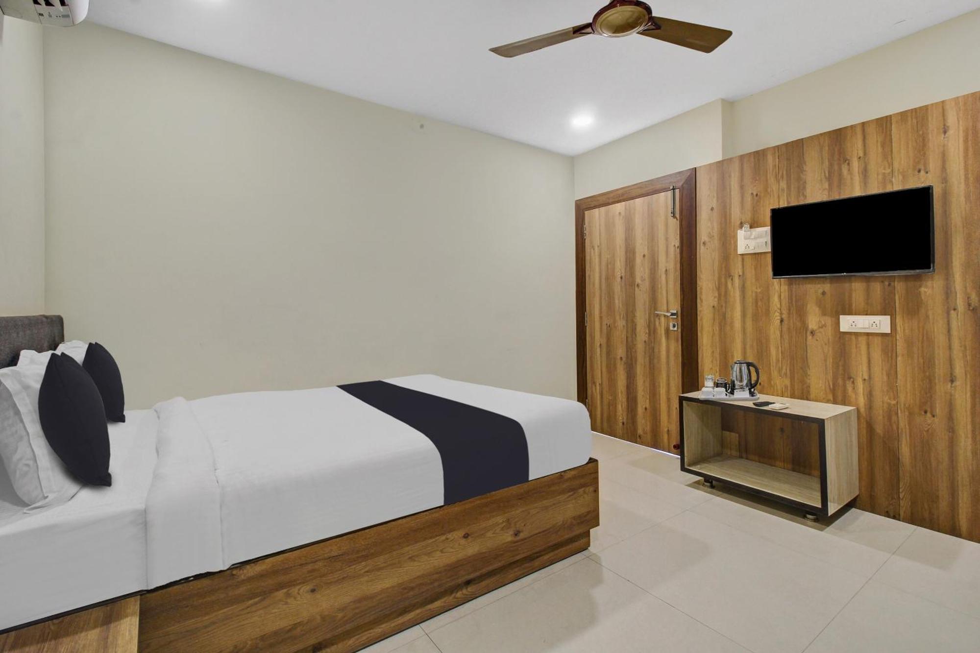 Collection O Hotel Swagath Pride Mancherāl Esterno foto