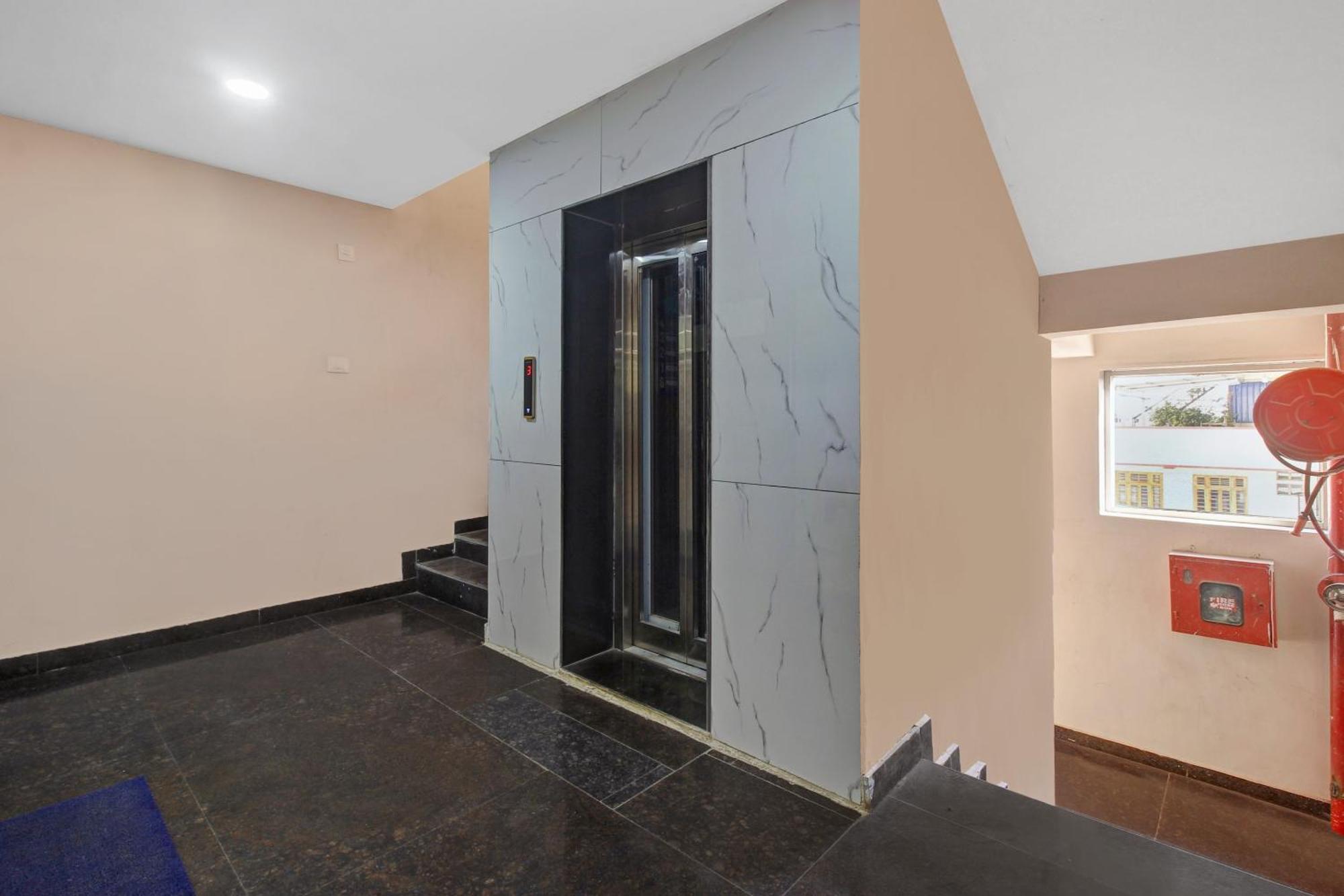Collection O Hotel Swagath Pride Mancherāl Esterno foto